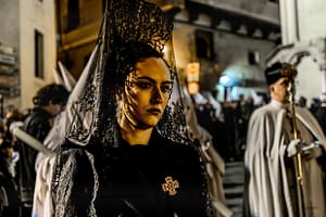 Die abendliche Karfreitagsprozession, die um 21 Uhr an der Kathedrale von Cuenca beginnt, ist durch besondere Feierlichkeit, Stille und eine eindrucksvolle Atmosphäre geprägt. Die trauernden Frauen mit Schleier und Mantilla (Manolas) zeigen die Verbindung zwischen dem biblischen Geschehen und dem heutigen Leben: Sie bringen das Mitgefühl und die Anteilnahme der Gemeinschaft zum Ausdruck und schaffen eine Brücke zwischen religiöser Tradition und persönlicher Erfahrung von Trauer und Hoffnung / © Foto: Georg Berg