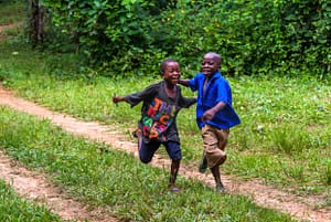 In Sierra Leone verspricht der Schulbesuch eine bessere Zukunft. „Die Reichen weinen auch“, steht auf dem T-Shirt. Wenn sie mal lesen können, haben die Jungen hoffentlich noch mehr Grund zu lachen / © Foto: Georg Berg