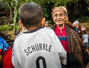 Indonesische Menschen in traditioneller Kleidung und westlichem Outfit / © Foto: Georg Berg