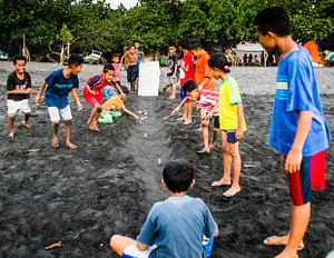 Strandspiele auf den indonesischen Sunda-Inseln / © Foto: Georg Berg