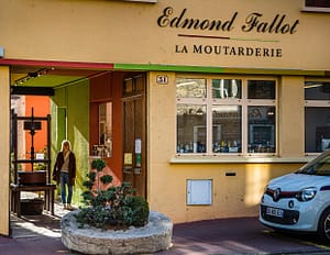 Hinter der unscheinbaren Fassade verbirgt sich eine große Tradition. Seit 1840 produziert die Nummer Vier der Senfproduzenten Frankreichs hinter diesen Mauern auf einem Grundstueck im Herzen von Beaune: La Moutarderie Edmond Fallot / © Foto: Georg Berg
