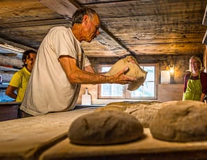 In Erschmatt werden die für das Schweizer Kanton Wallis typischen Roggenbrote gebacken / © Foto: Georg Berg