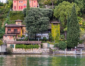 In Morcote liegt auch der Parco Scherer. Ein Skulpturenpark und botanischer Garten. Hier fast in Ufernähe steht ein zugewachsener Vogelturm. Heute eine Skulptur der besonderen Art, die an den Fang der Singvögel im Tessin erinnert / © Foto: Georg Berg