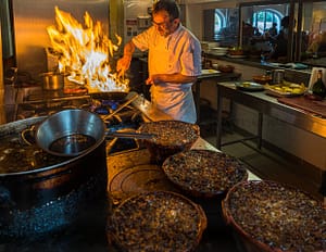 Chef Eric Rousselot bereitet das berühmte Cassoulet Imperial in der Hostellerie Etienne zu, die seit 1956 als Familienbetrieb geführt wird. Hitze und Zeit sind zwei wichtige Komponenten für den köstlichen Cassoulet aus Südrankreich / © Foto: Georg Berg