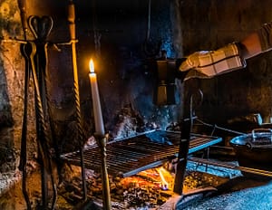 In Cerentino kann man im aufwendig renovierten historischen Patrizierhaus Cà Vegia übernachten, das mit jahrhundertealten Originalmöbeln ausgestattet ist, aber keinen Strom hat. Das Feuer muss auch für den Morgenkaffee angezündet werden, Circolo della Rovana, Schweiz / © Foto: Georg Berg
