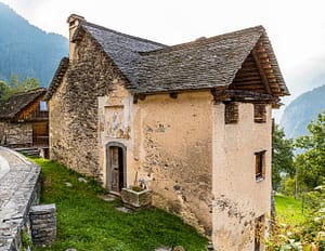 In Cerentino kann man im aufwendig renovierten historischen Patrizierhaus Cà Vegia wohnen, mit jahrhundertealten Originalmöbeln, aber ohne Strom. Das Waschbecken befindet sich vor der Eingangstür, Circolo della Rovana, Schweiz / © Foto: Georg Berg