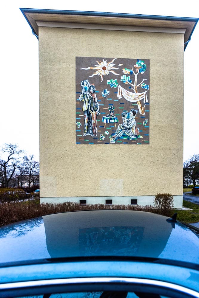 Hausfassade in Eisenhüttenstadt. Hier ein Mosaik aus Originalkacheln Meißner Porzellan. Zwischen 3 und 5 Prozent der Bausumme war in der Planstadt Eisenhüttenstadt kunstgebunden / © Foto: Georg Berg