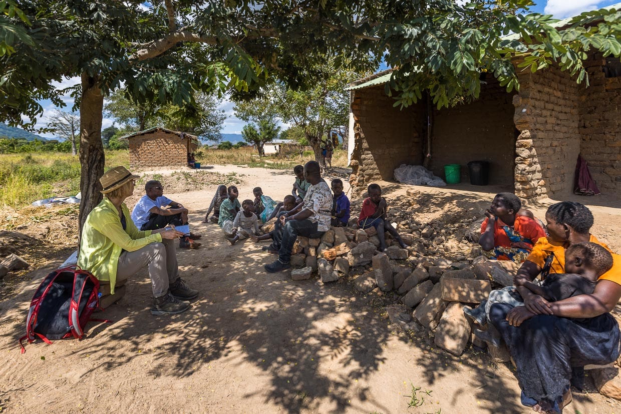 Soziales Projekt der Kutchire Lodge in Kaudzu Village. Hütten werden nach dem Zyklon Freddy wieder aufgebaut. Teilweise finden die Bewohner Arbeit in der benachbarten Lodge / © Foto: Georg Berg
