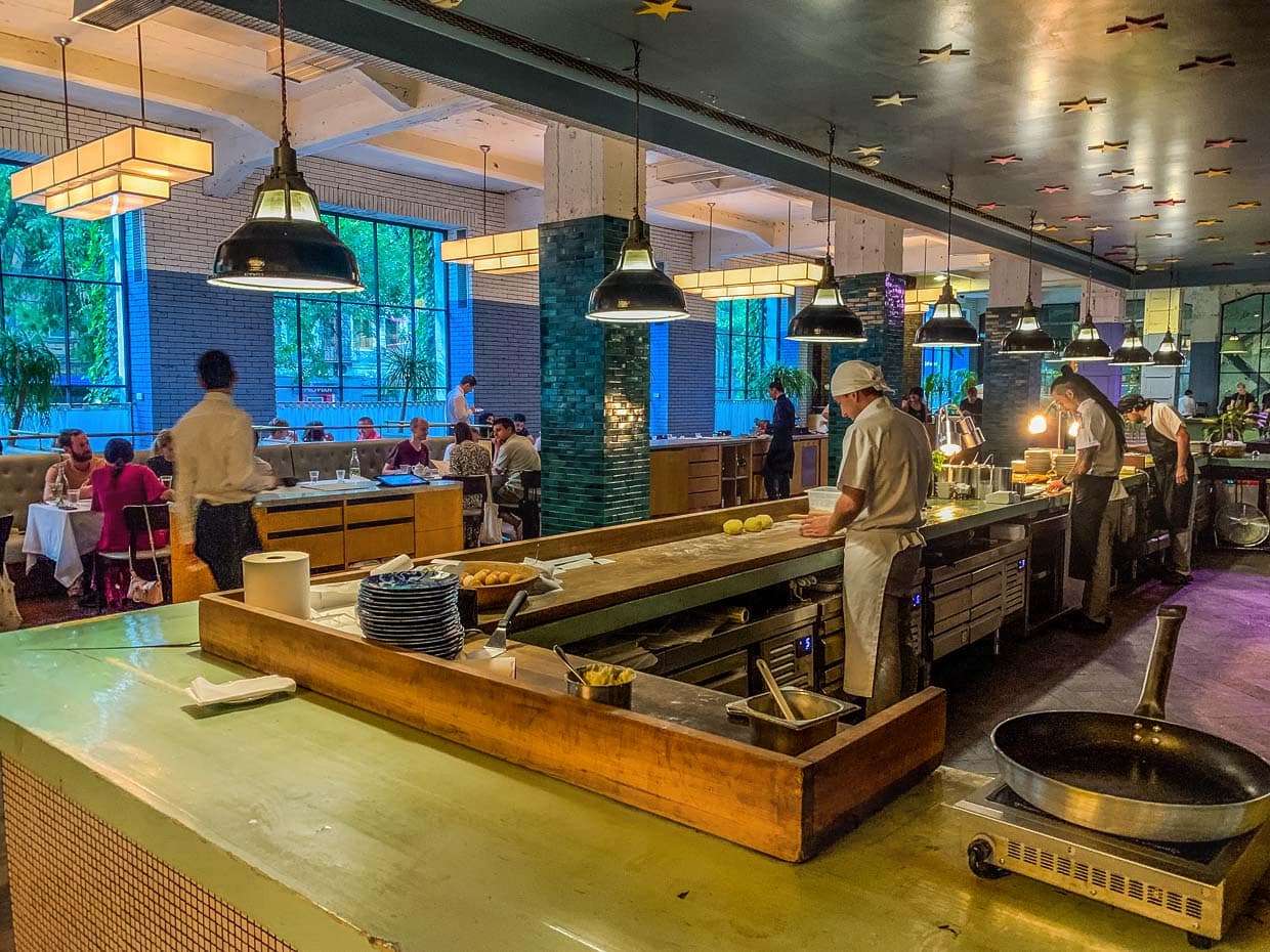 Café Stamba bietet moderne Küche in alter Druckerei