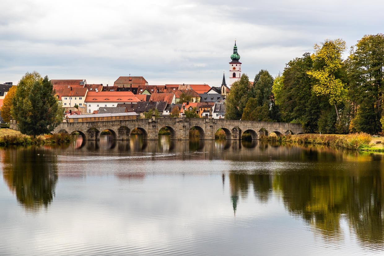 Fischhofbrücke bei Tirschenreuth. Seit 2012 umfließt wieder ein Stadtteich die barocke Brücke. Nach der Trockenlegung der großen Stadtteiche in den Jahren 1807 und 1808 stand die Brücke mehr als 200 Jahre auf einer Wiese / © Foto: Georg Berg
