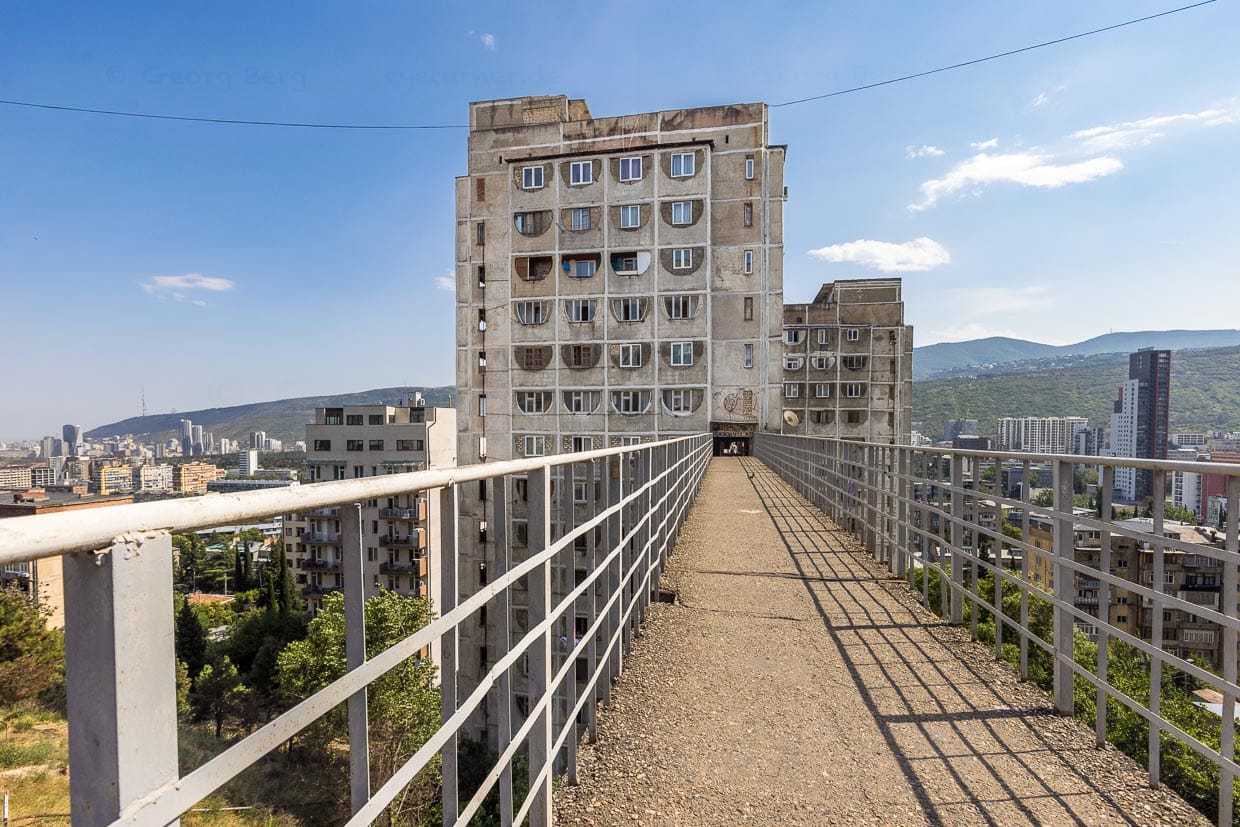 Der obere Zugang vom Stadtteil Nutsubidze aus zu den Tbilisi Skybridges. Unter der letzten Brücke befinden sich die Überreste eines terrassenförmig angelegten Gemüsegartens / © Foto: Georg Berg