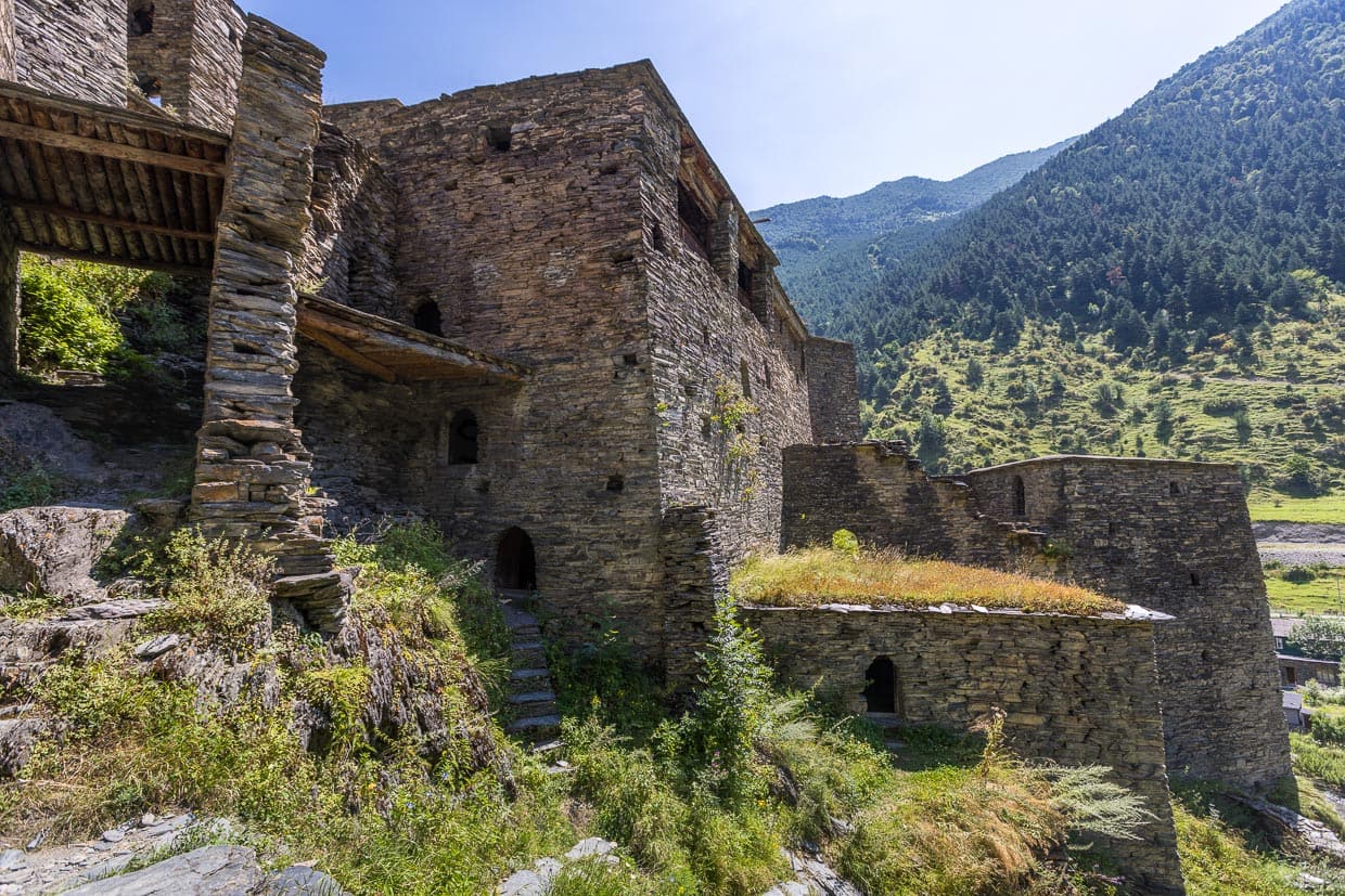 Die Stadt Schatili liegt in einer strategisch wichtigen Lage in der historischen georgischen Provinz Chewsuretien. Sie ist oft belagert aber nie besiegt worden. Ein Geheimnis dieser Wehrhaftigkeit soll gewesen sein, dass alle Häuser zusätzlich über Brücken miteinander verbunden waren / © Foto: Georg Berg