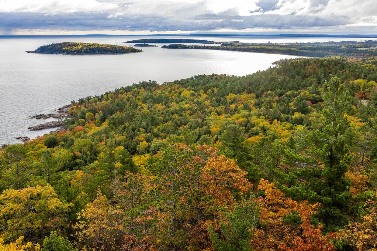 Sugarloaf Mountain am Superior Lake zur Zeit des Indian Summer / © Foto: Georg Berg