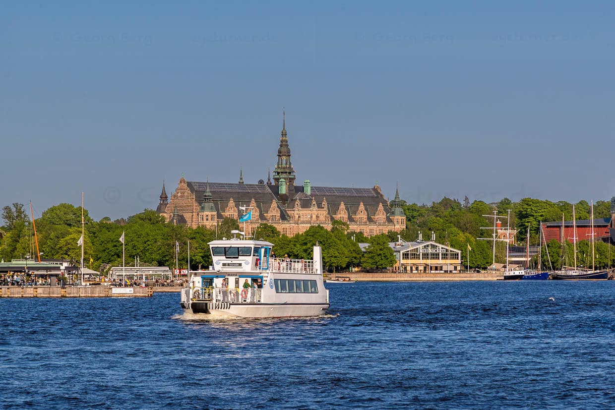 Commuter ferry at the entrance to Nybrokajen in Stockholm / © Photo: Georg Berg