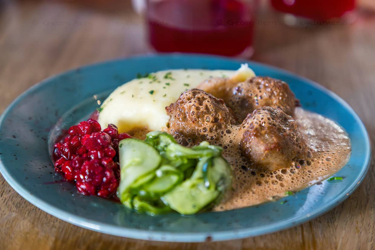 The Swedish classic Köttbollar. At Meatballs for the People, they are made from pork, beef, lamb or game served with creamy mashed potatoes and sweet and tart lingonberries / © Photo: Georg Berg