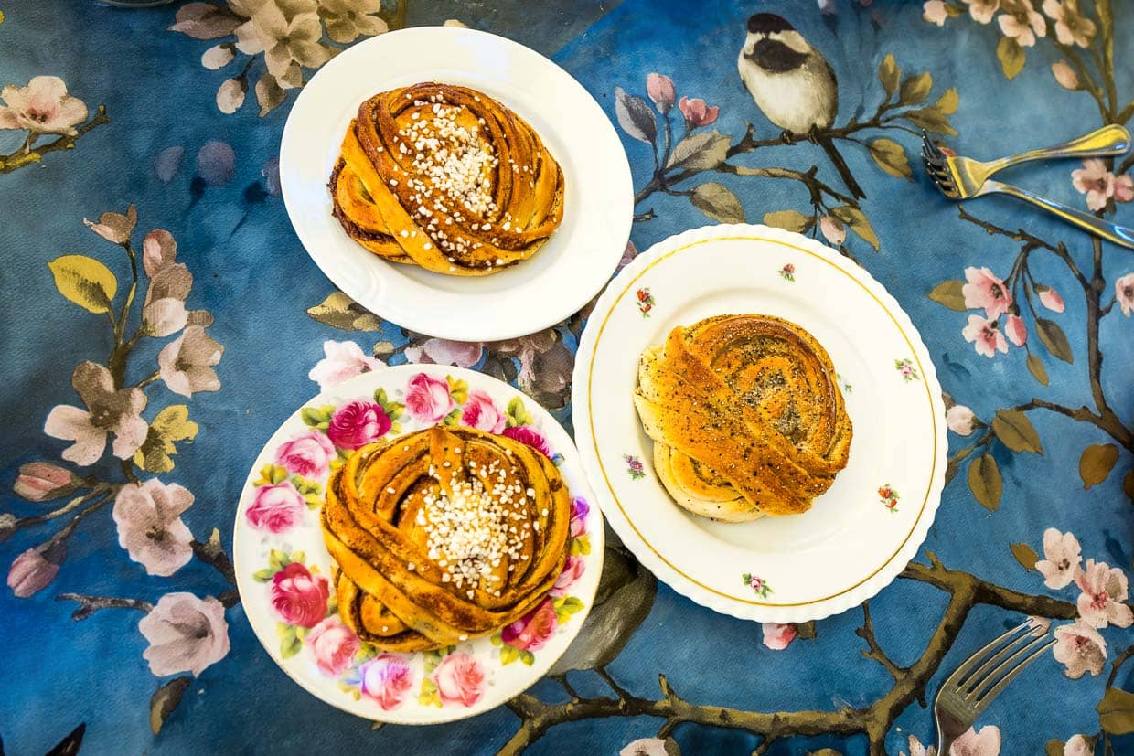 Kanellbullar, i.e. cinnamon buns, and Kardemummaknutar, i.e. cardamom knots, are yeast pastry classics from Sweden / © Photo: Georg Berg