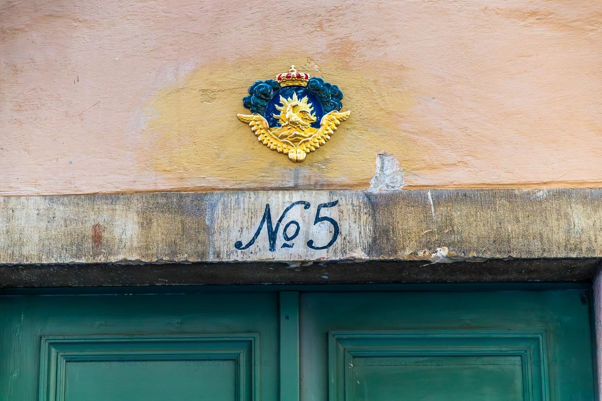 Maison marquée du signe du Phénix d'or, un repère pour les maisons dont les propriétaires avaient payé l'assurance incendie. En cas d'incendie, ces maisons étaient éteintes en premier / © Photo : Georg Berg