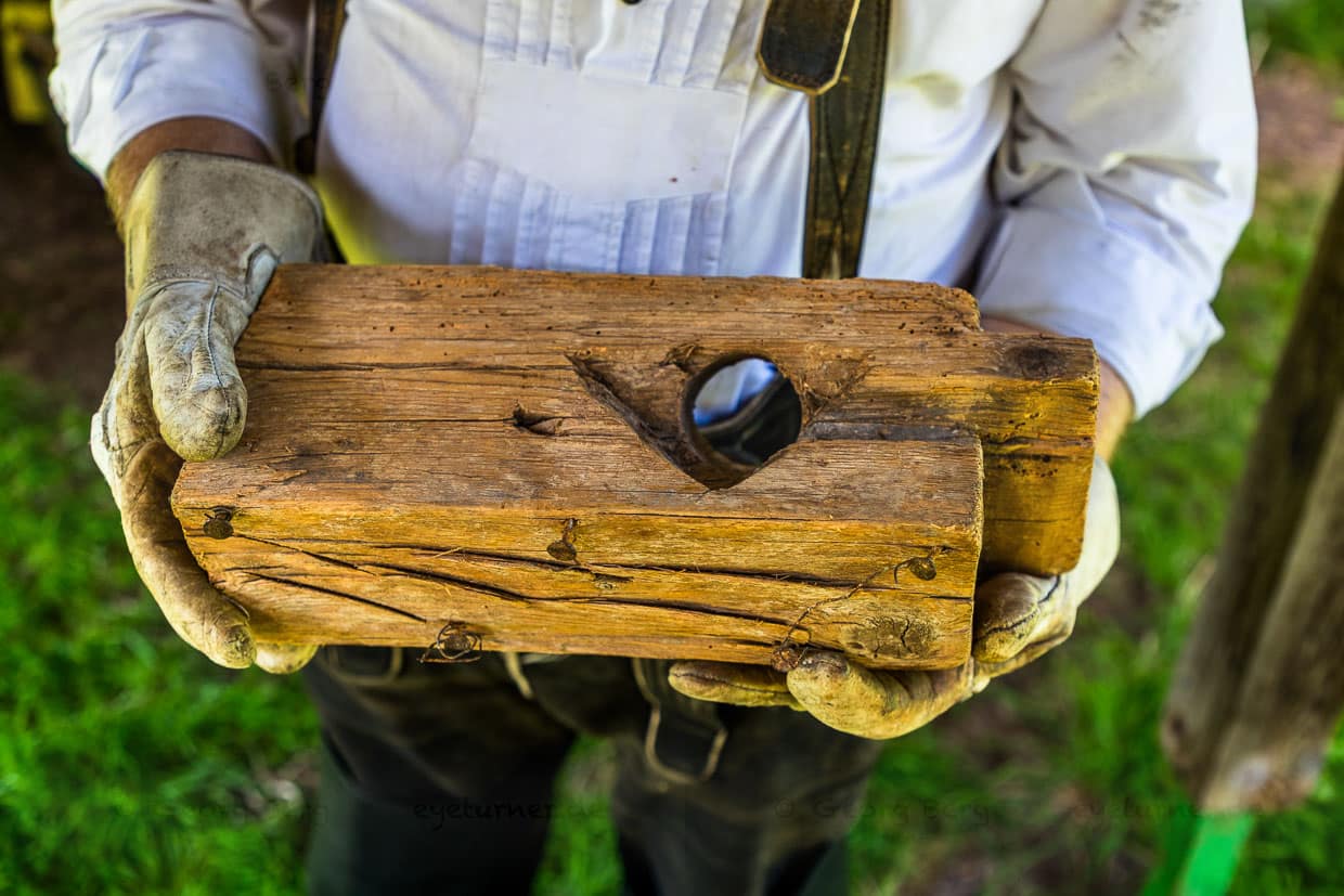 Das Wiedenloch ist eine Öffnung im Holz, durch die die gedrehten Holzseile (Wieden) als Bindemittel gezogen wurden. Es ist ein historisches Merkmal, das auf die Verwendung von Flößerholz und die technische Praxis des Holzverbindens im Rahmen der Flößerei hinweist / © Foto: Georg Berg