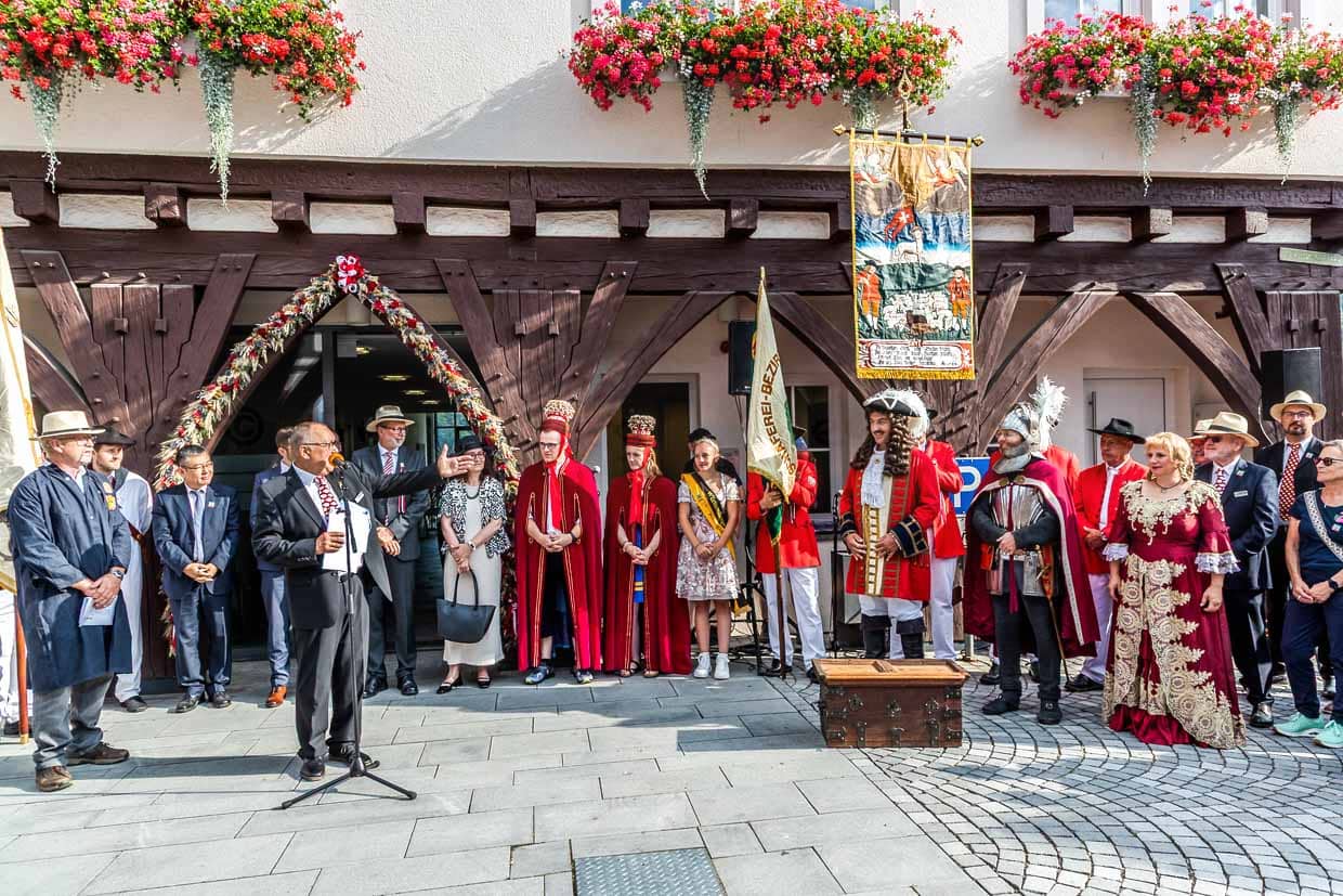 Ulrich Bünger, the mayor of Wildberg, hands over the shepherd's flag and the guild ark to the shepherds. It is a solemn act that symbolizes the importance of the craft of shepherding and its history. The guild chest is a wooden chest that was used to store the most important documents, seals and money of a guild / © Photo: Georg Berg