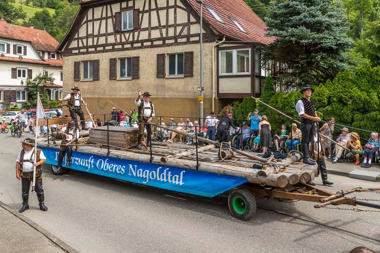 Festwagen der Flößerzunft Oberes Nagoldtal mit einem echten Floß auf der Ladefläche des Anhänger / © Foto: Georg Berg