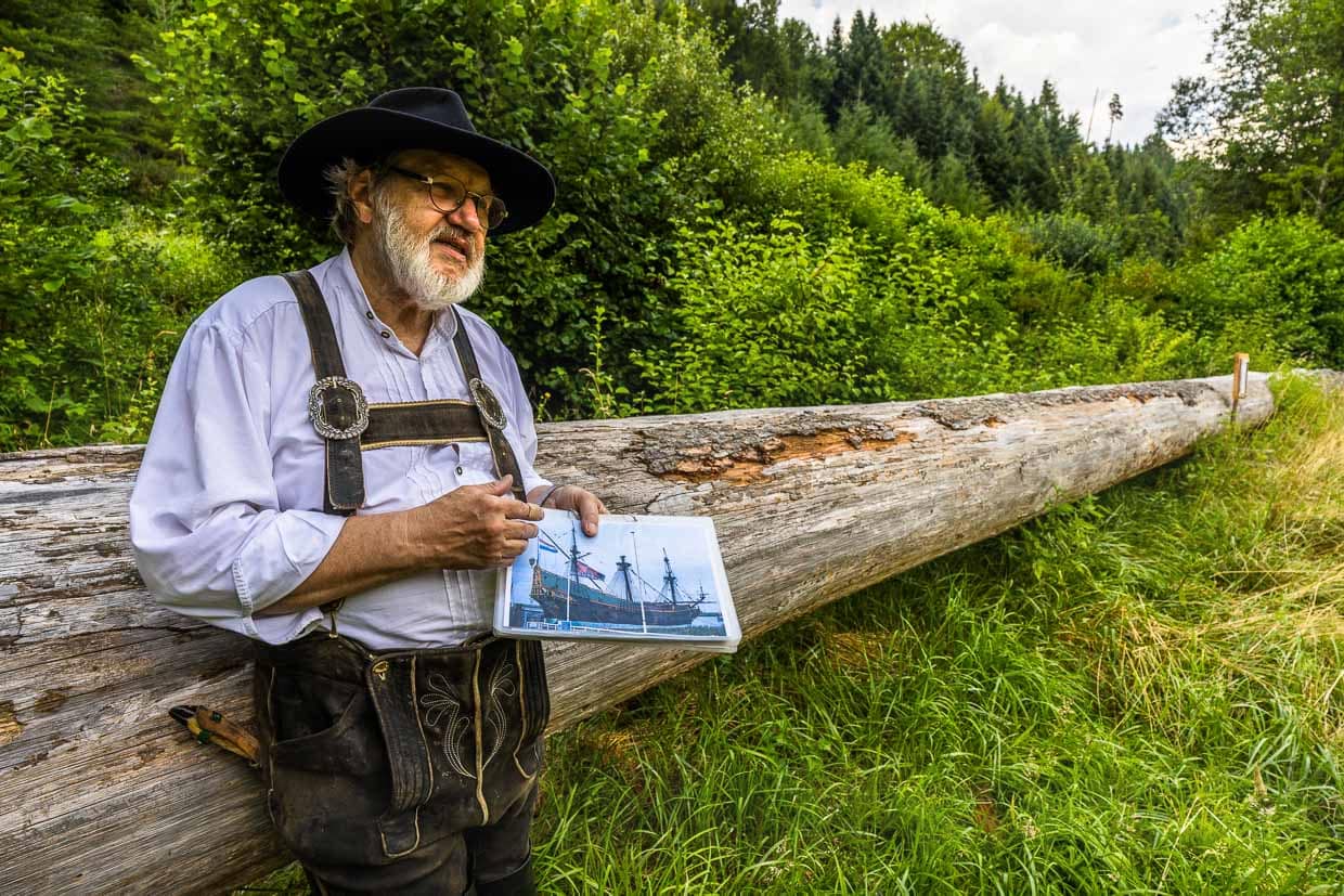 Flößer Martin Spreng vor einer Holländertanne. Im Schwarzwald wurden speziell lange, gerade Tannen für den niederländischen Schiffbau geschlagen / © Foto: Georg Berg