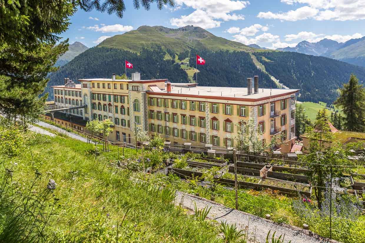 Rear view with bridge on the side of the former Schatzalp sanatorium facing the mountain served as the rear entrance and was used for logistical purposes. It gave staff access to the building and was used to deliver goods and supplies / © Photo: Georg Berg