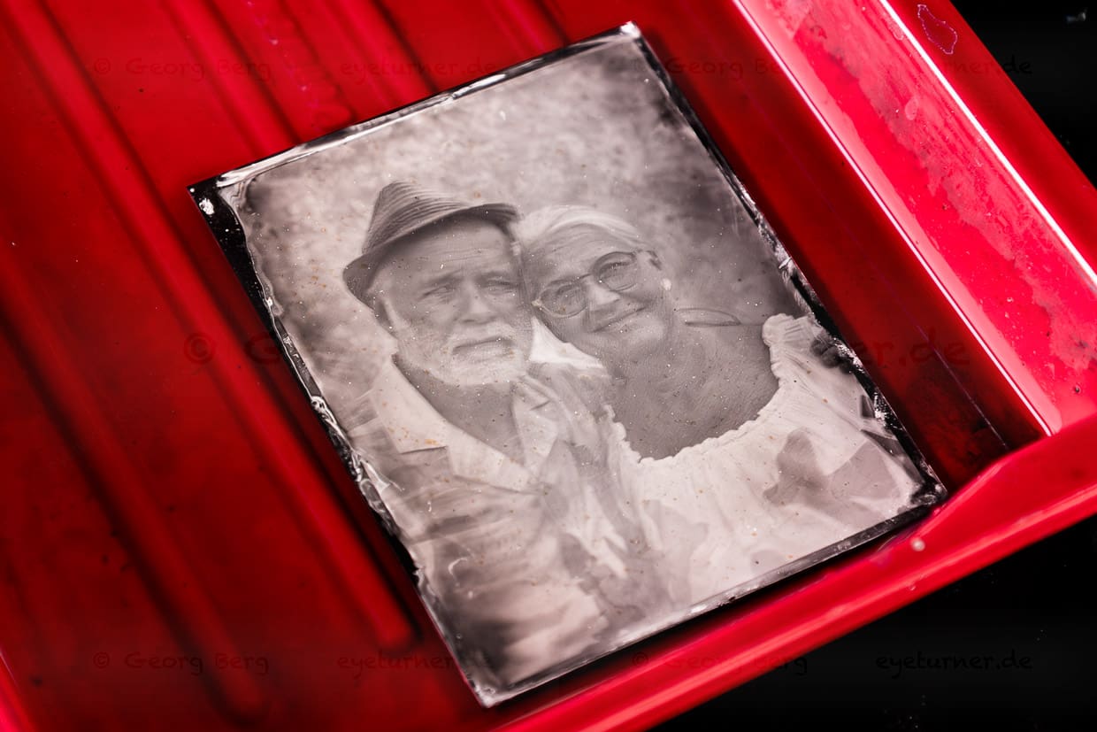 Placa de colodión expuesta para fijar a la luz del día en la bandeja de revelado de la furgoneta fotográfica de Hans Jonsson - estudio pop-up con fotografía de placa húmeda 6-8/9 en Landskrona Foto Festival 2024 / © Foto: Georg Berg