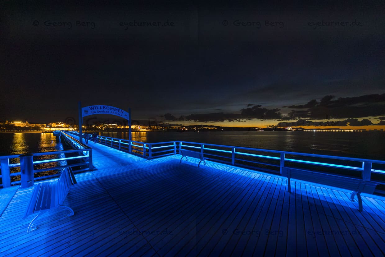 Seebrücke Ahlbeck auf Usedom mit blauer Beleuchtung am Abend / © Foto: Georg Berg