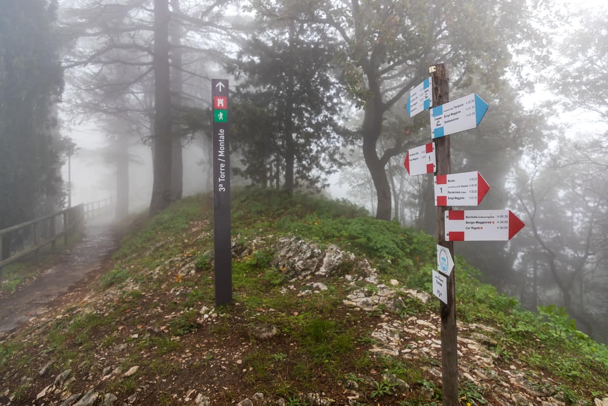 Sentiero della Rupe (Sentier des falaises) à Saint-Marin est un sentier de randonnée populaire, La randonnée complète dure environ 2,5 heures avec un dénivelé de 212 mètres / © Photo : Georg Berg