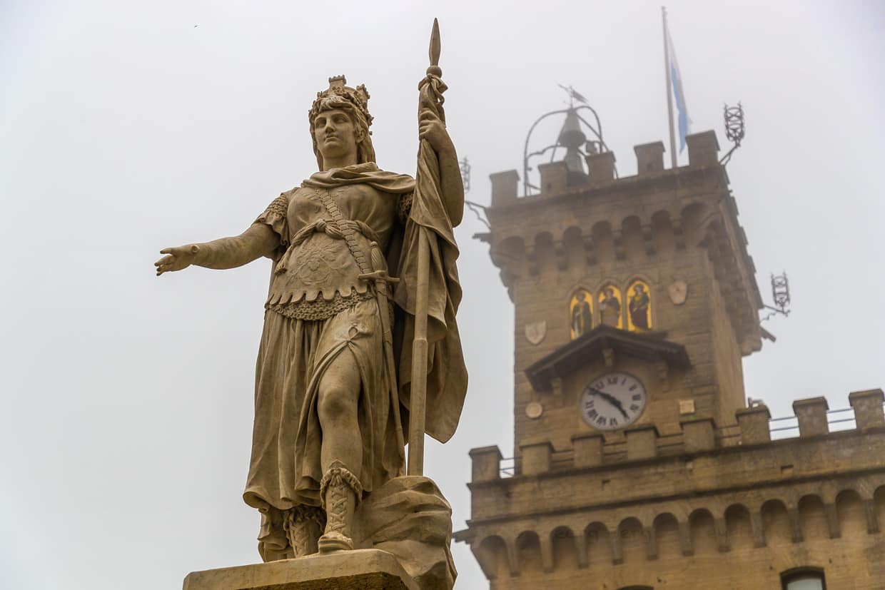 Statue de Sainte Agathe du Palazzo Publico de Saint-Marin. Elle est la patronne de la République. Selon la tradition, Agathe aurait égaré une armée ennemie au VIe siècle en provoquant de fortes chutes de neige, ce qui aurait fait échouer une attaque contre Saint-Marin / © Photo : Georg Berg