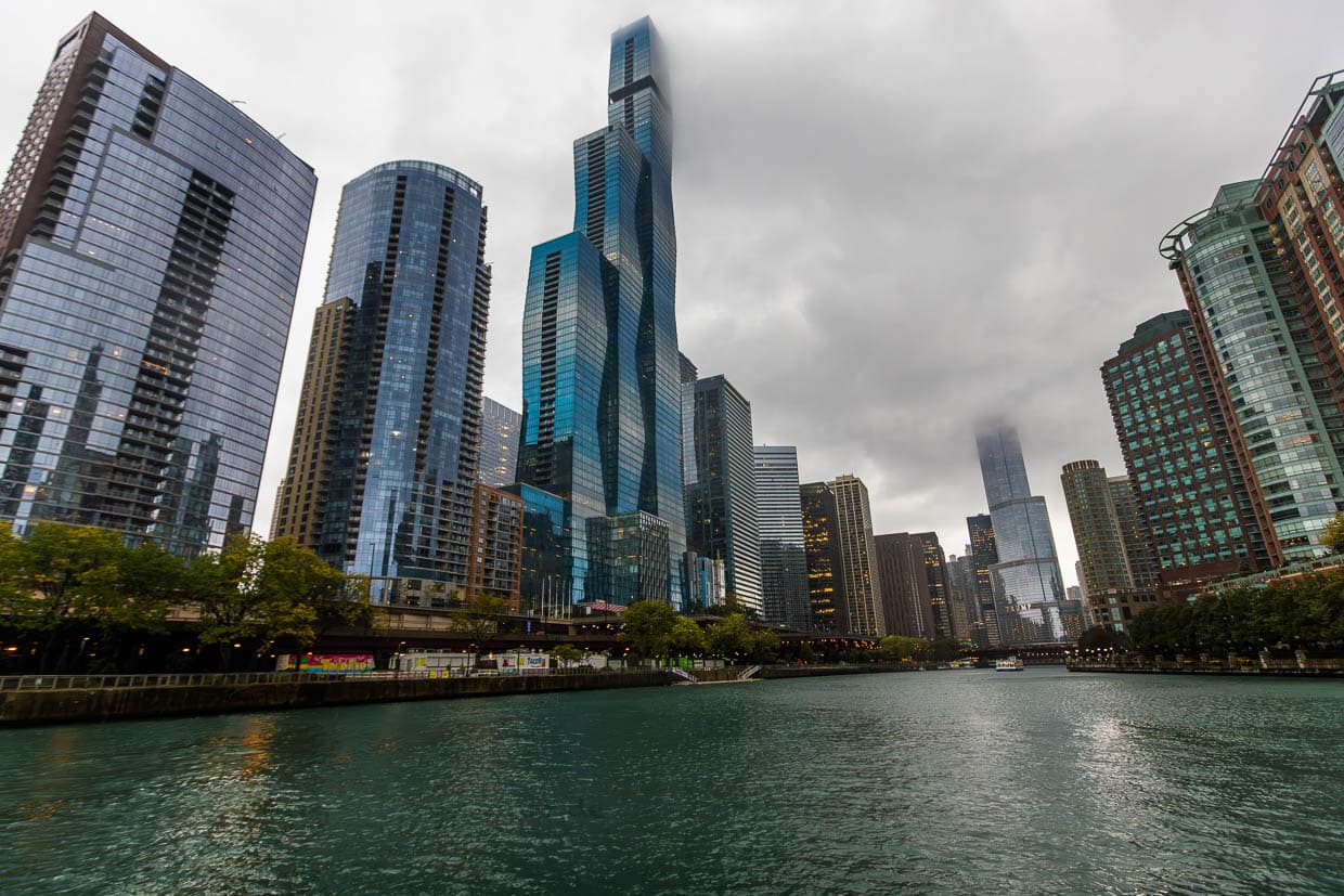Los rascacielos de Chicago en el río Chicago tocan las nubes bajas / © Foto: Georg Berg