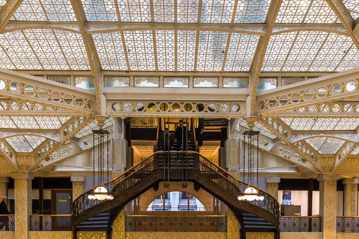 Lobby Rookery Buidling. El edificio Rookery, diseñado por los arquitectos Burnham y Root, se terminó de construir en 1888. El arquitecto Frank Lloyd Wright rediseñó el vestíbulo iluminado de dos plantas en 1905. The Rookery es una de las direcciones más famosas de Chicago / © Foto: Georg Berg