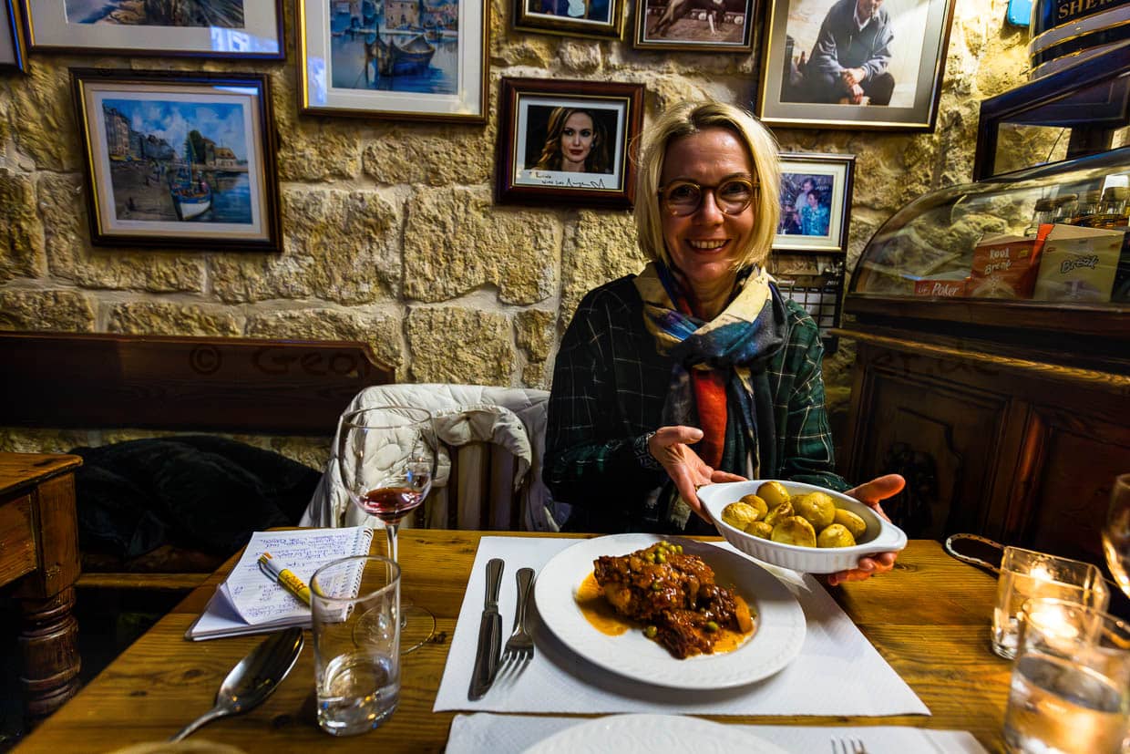 Maltese national dish Fenek at Ta' Rosina. On the wall hangs a signed photo of Angelina Jolie, who was a guest here during filming in Gozo / © Photo: Georg Berg