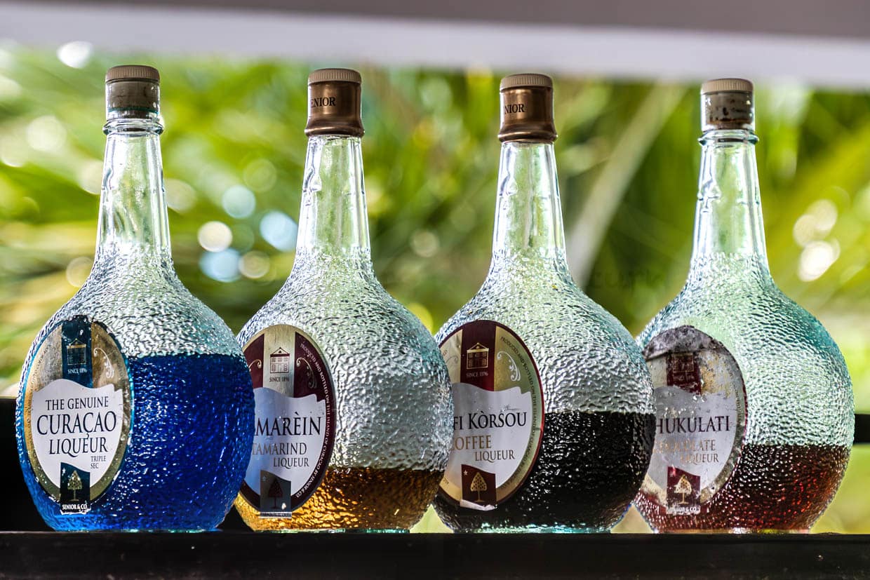 En Curaçao, otros sabores del típico licor triple sec son más populares que la mundialmente famosa variedad azul / © Foto: Georg Berg