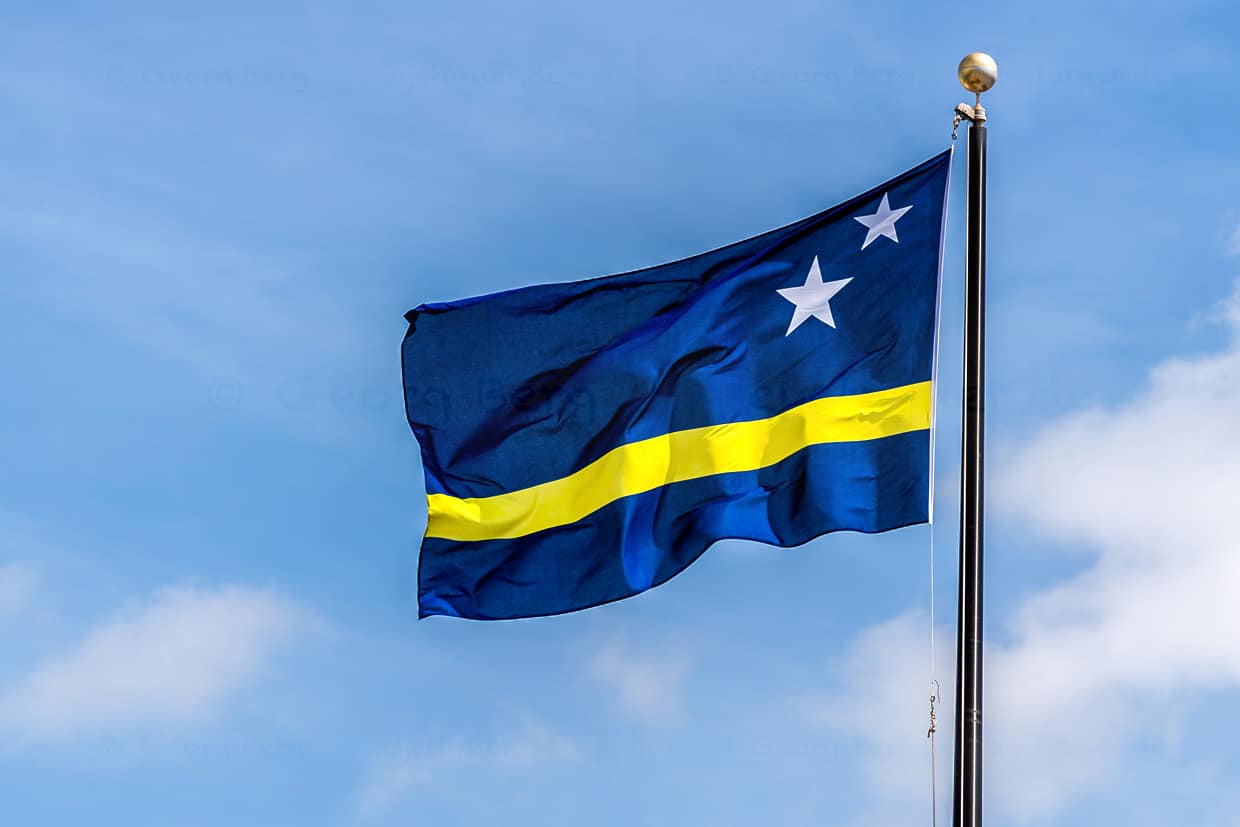 Sur le drapeau de Curaçao, une ligne jaune sépare le bleu de la mer du bleu du ciel. La grande et la petite étoile symbolisent la grande et la petite île qui forment ensemble Curaçao / © Foto : Georg Berg