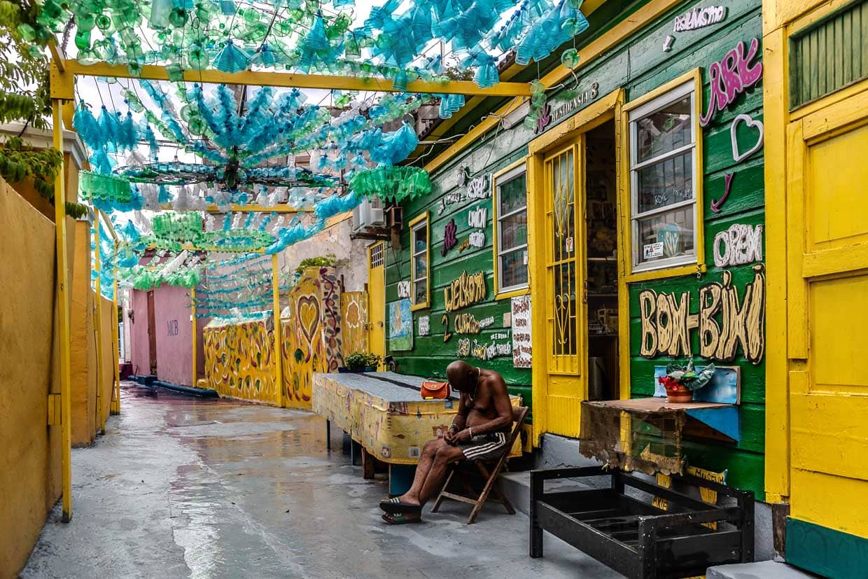 Instalación de Omar Sling en Hendriksteeg. El artista no sólo recicla toneladas de feas botellas de plástico, sino que su instalación también proporciona sombra / © Foto: Georg Berg