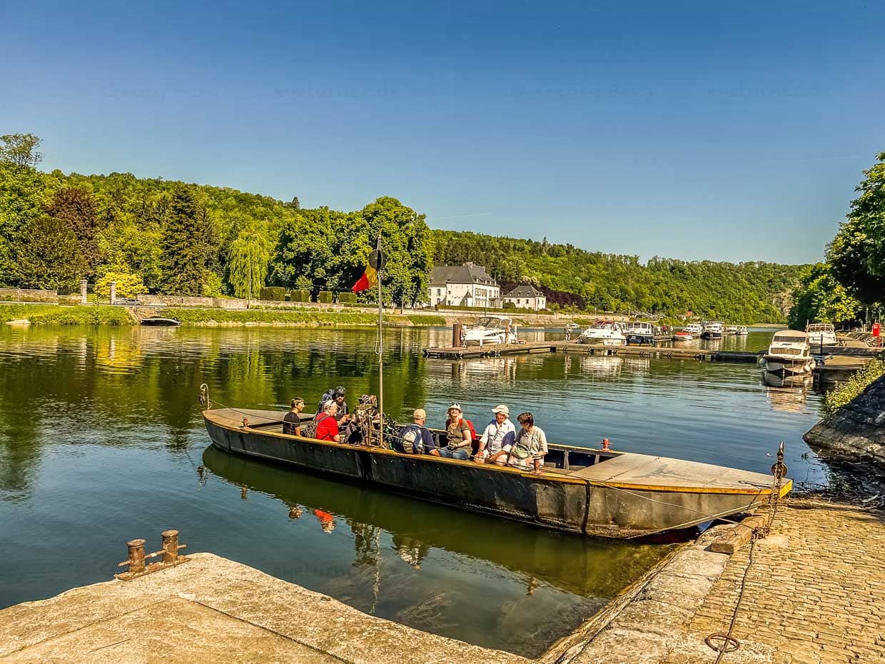 Passage d'eau de Waulsort. Depuis 1871, un passeur tire gratuitement les passagers de Falmagne à Falmignoul et vice-versa grâce à un câble métallique / © Photo : Angela Berg