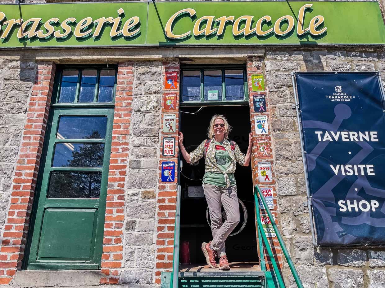 Repas après la randonnée. La Brasserie Caracole à Falmignoul en Wallonie propose des dégustations de bières et des visites guidées / © Photo : Angela Berg