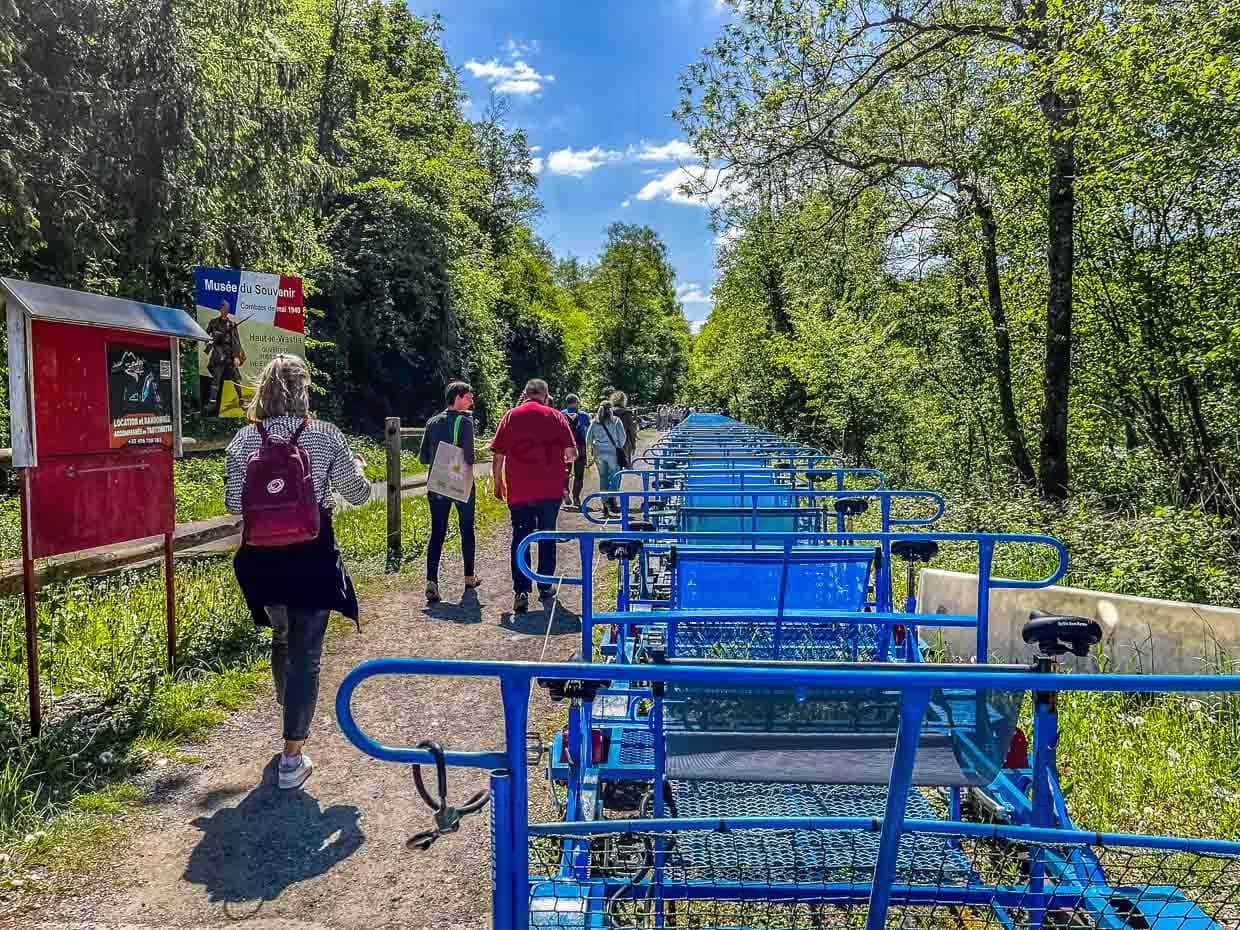 Balade en bleu : en draisine le long de la Molignée au départ de Falaёn sur des voies ferrées désaffectées / © Photo : Angela Berg