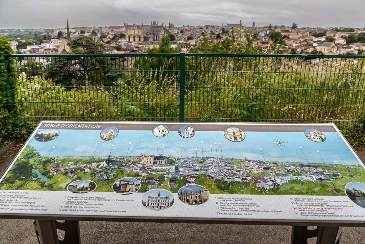 Overview board with the most important sights of Poitiers, including the Palace of the Counts, Saint-Pierre Cathedral and Notre-Dame-la-Grande Church / © Photo: Georg Berg