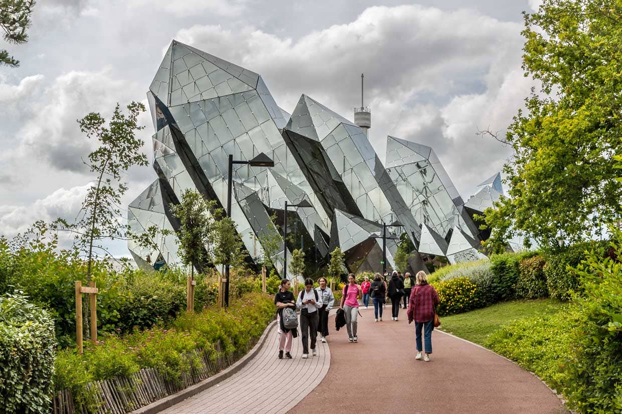 The Futuroscope near Poitiers is an extraordinary theme park specializing in technical and media innovations and fantasy worlds. Since its opening in 1987, it has been showcasing the media technologies of the future. The focus is on immersive cinema, virtual reality experiences, 4D adventures and state-of-the-art special effects. The architecture and design of the attractions are futuristic and experimental / © Photo: Georg Berg