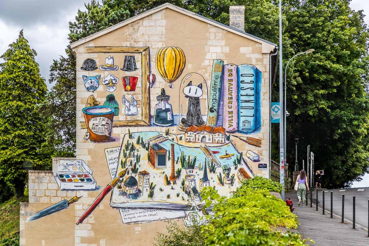 Das neueste Wandgemälde in der Avenue de Cognac zelebriert Angoulêmes Status als UNESCO-Kreativstadt. Comics, Architektur und lokale Landschaft verschmelzen zu einem farbenfrohen Manifest / © Foto: Georg Berg