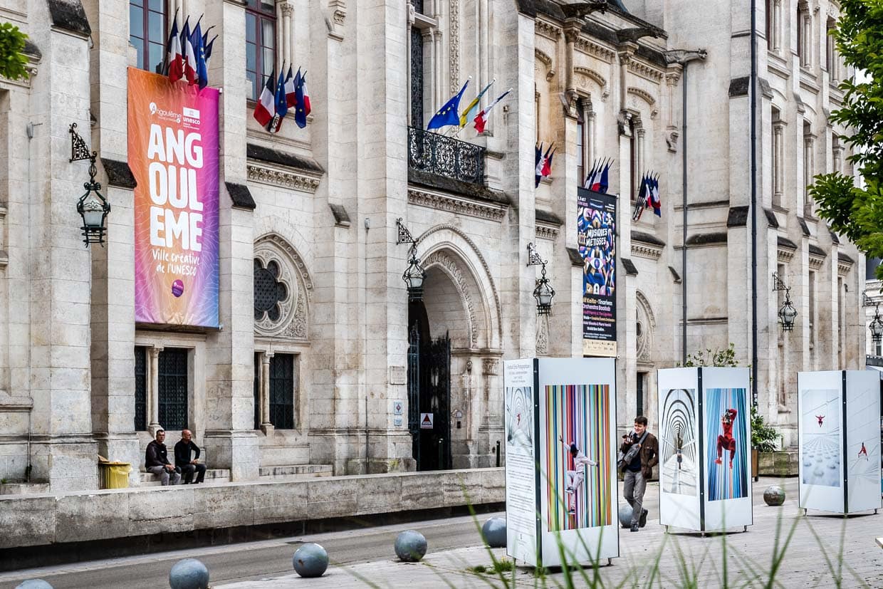 Das Rathaus von Angoulême mit Werbebannern für kulturelle Veranstaltungen – die Stadt lebt Kultur 365 Tage im Jahr / © Foto: Georg Berg