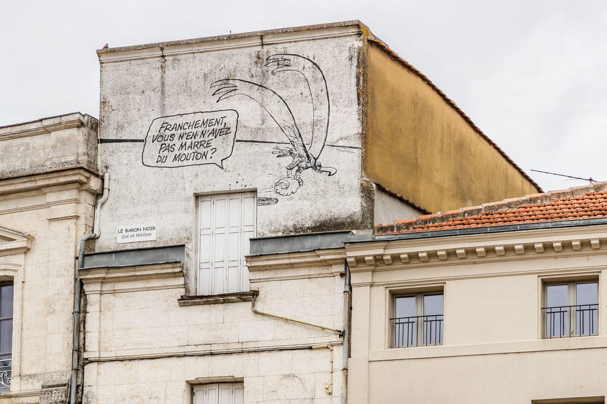 Subversiver Humor an der Hauswand: "Franchement, vous n'en avez pas marre du mouton?" – Habt ihr es nicht langsam satt, mit der Herde mitzulaufen? Le Baron Noir provoziert und amüsiert zugleich / © Foto: Georg Berg