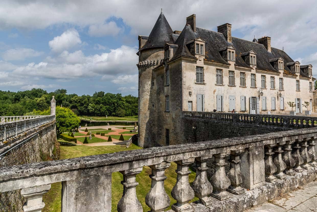 Château de la Roche Courbon en la Charente es un popular destino de excursión hoy en día, especialmente por sus famosos jardines franceses / © Foto: Georg Berg