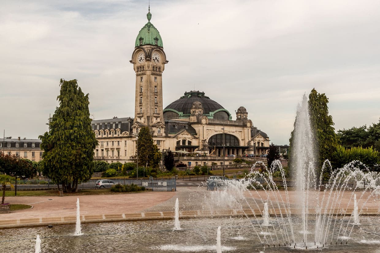 Limoges-Bénédictins station, was built between 1924 and 1929 and inaugurated on July 2, 1929. It is considered one of the most beautiful station buildings in France. The architect was Roger Gonthier. The building is characterized by a high dome (31 metres in diameter), a 67-metre-high bell tower and richly decorated Art Deco elements, including colourful stained glass windows by master glassblower Francis Chigot / © Photo: Georg Berg