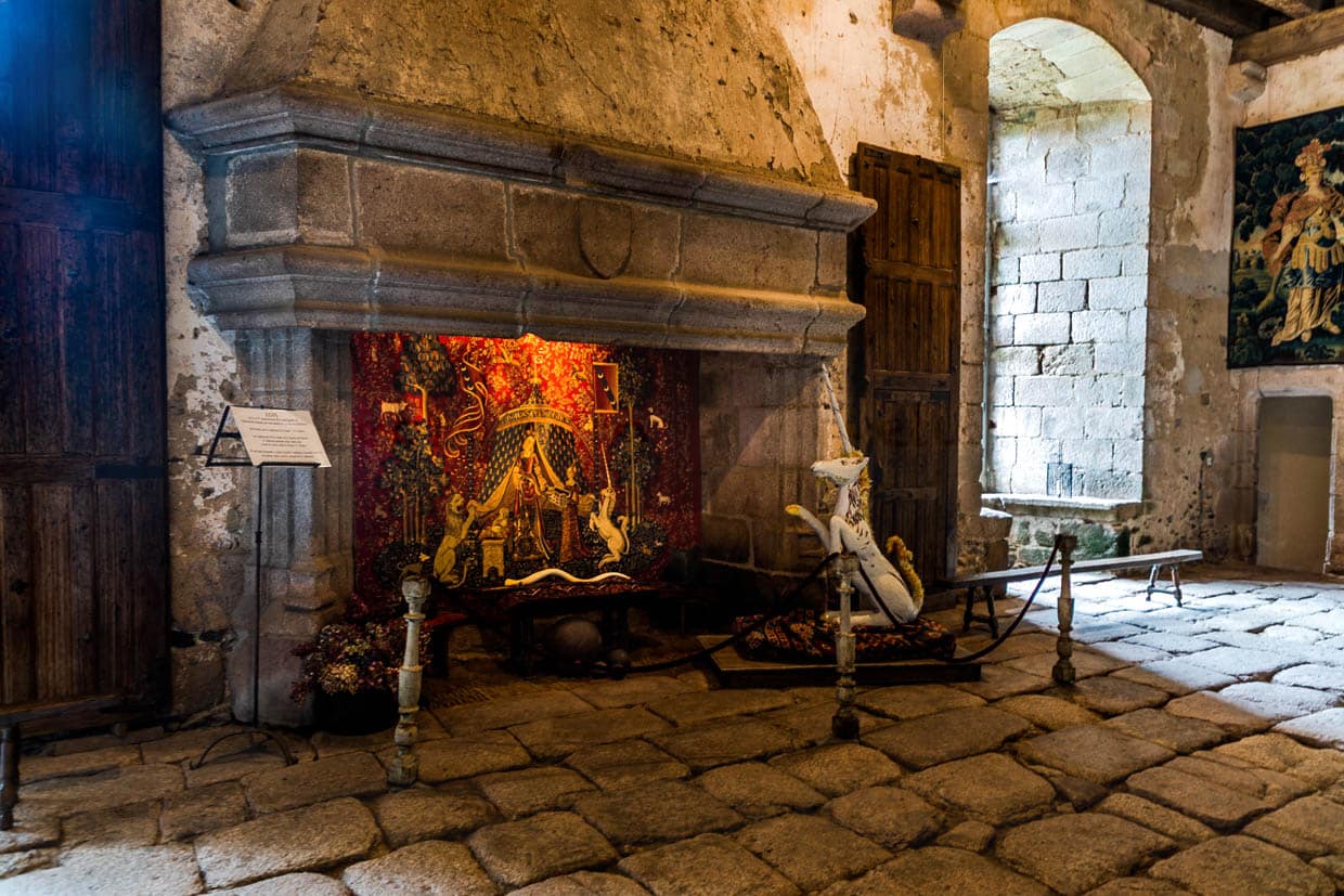 Château de Boussac, Schloss aus dem 15. Jahrhundert, hier großer Saal. Im Kamin hängt eine Replica des Wandteppichs aus der Serie „Die Dame mit dem Einhorn“. 1841 besuchte die Schriftstellerin George Sand das Schloss und entdeckte dort zusammen mit dem Historiker Prosper Mérimée die berühmten mittelalterlichen Wandteppiche. Sie sind heute im Musée de Cluny in Paris zu sehen / © Foto: Georg Berg