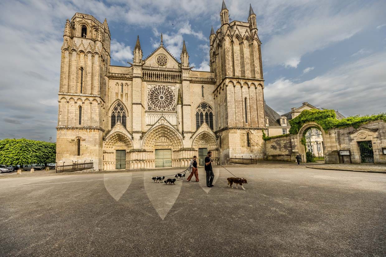 Saint-Pierre Cathedral in Poitiers: Construction began in 1166 on the initiative of Eleanor of Aquitaine and Henry II Plantagenêt, then Queen and King of England and Dukes of Normandy and Aquitaine. They were important patrons of art and culture at the time and donated, among other things, the famous stained glass window with the crucifixion scene in the apse / © Photo: Georg Berg