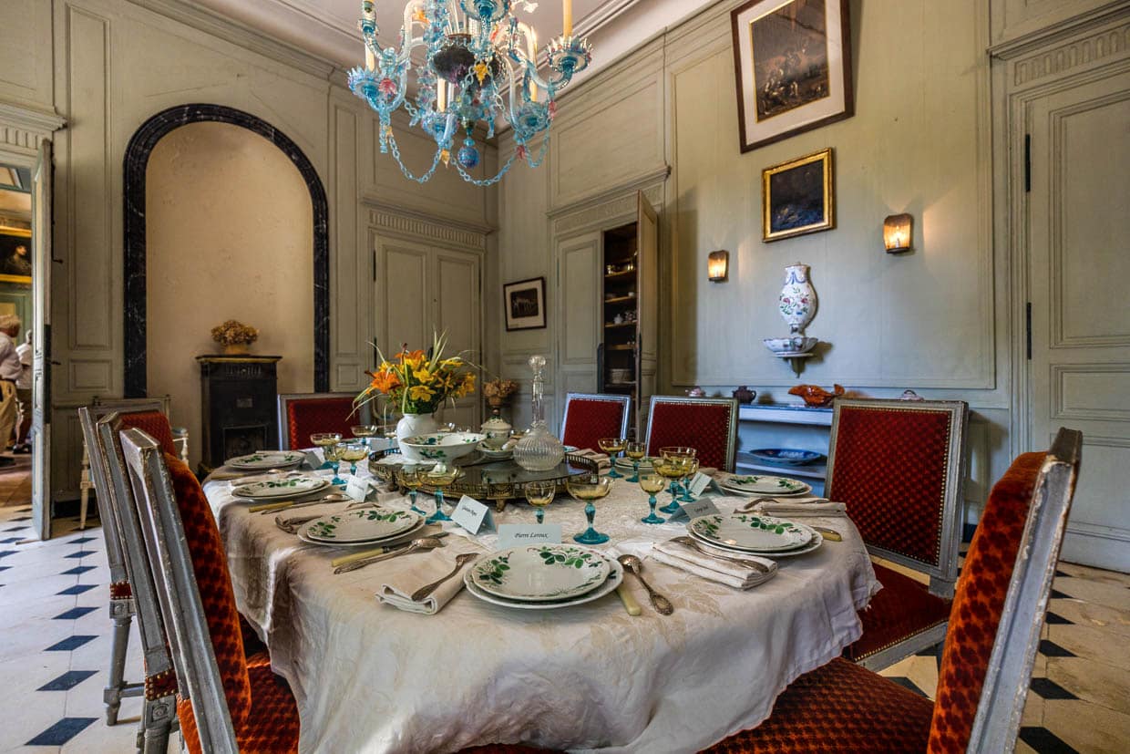 Speisesaal Domaine de Nohant. Hier versammelte George Sand ihre Gäste um sich. Noch heute ist der Tisch eingedeckt, wie zum Abendessen. Ein Lüster aus Venezianischem Glas hängt über der Tafel, an der Gäste wie Franz Liszt, Honoré de Balsac, Gustave Flaubert und Eugene Delacroix sowie ihr Lebensgefährte Frederique Chopin saßen / © Foto: Georg Berg