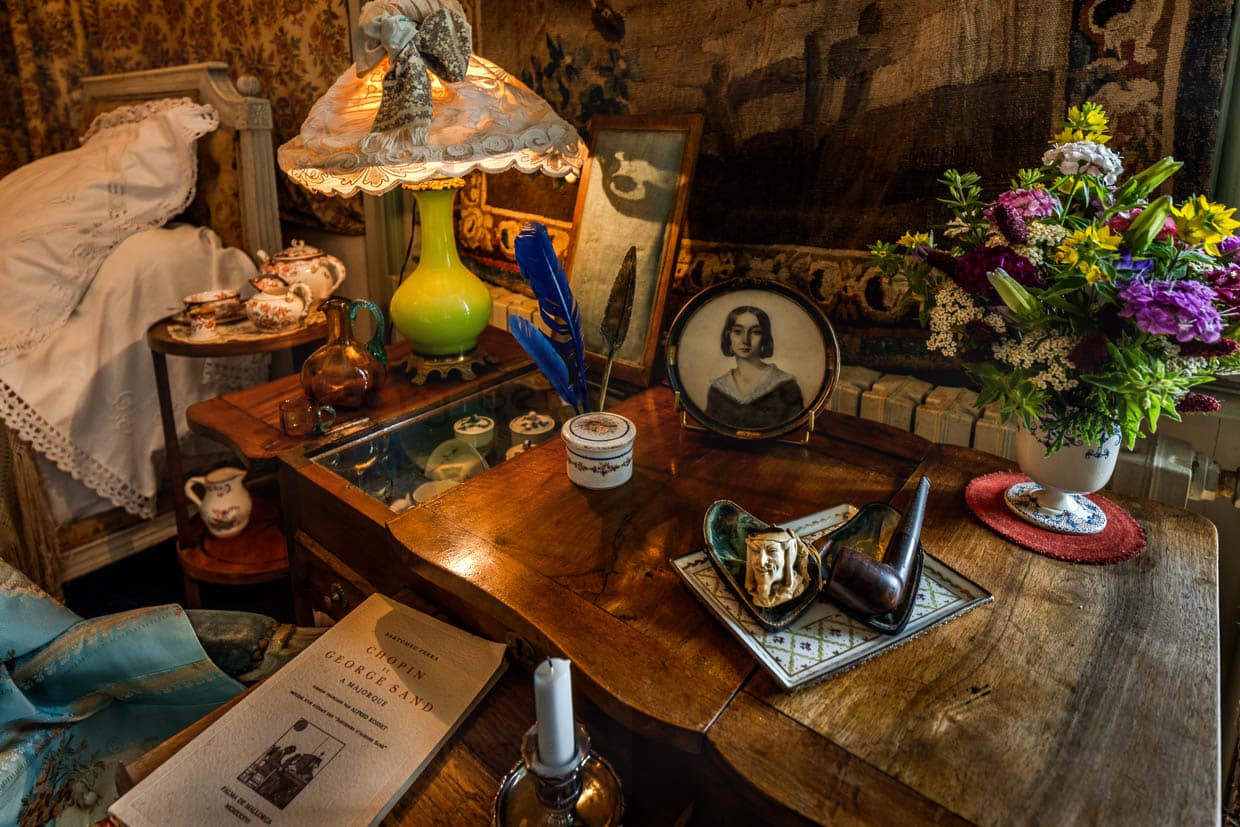 Schreibtisch und Bett im Schloss Boussac, in dem George Sand ab 1841 regelmäßig zu Besuch war. Bei ihrem ersten Aufenthalt  entdeckte sie zufällig die berühmten Wandteppiche, bekannt als „Die Dame mit dem Einhorn“. George Sand widmete ihrer Entdeckung, dem Schloss Boussac und die Region Creuse mit dem Tal der Maler literarische Beachtung in ihrem Roman „Jeanne“ / © Foto: Georg Berg